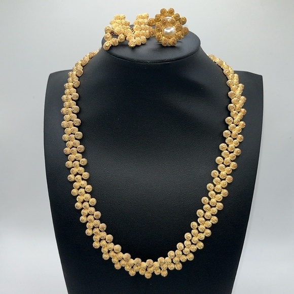 Vintage Jewelry - Vintage gold tone nugget necklace and 2 pairs of coordinating clip earrings